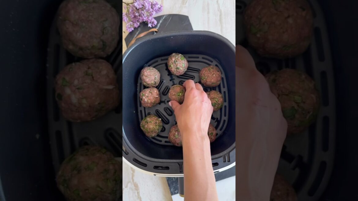 This Air Fryer Beef Kofta is the perfect weeknight dinner! #beef #fooddolls