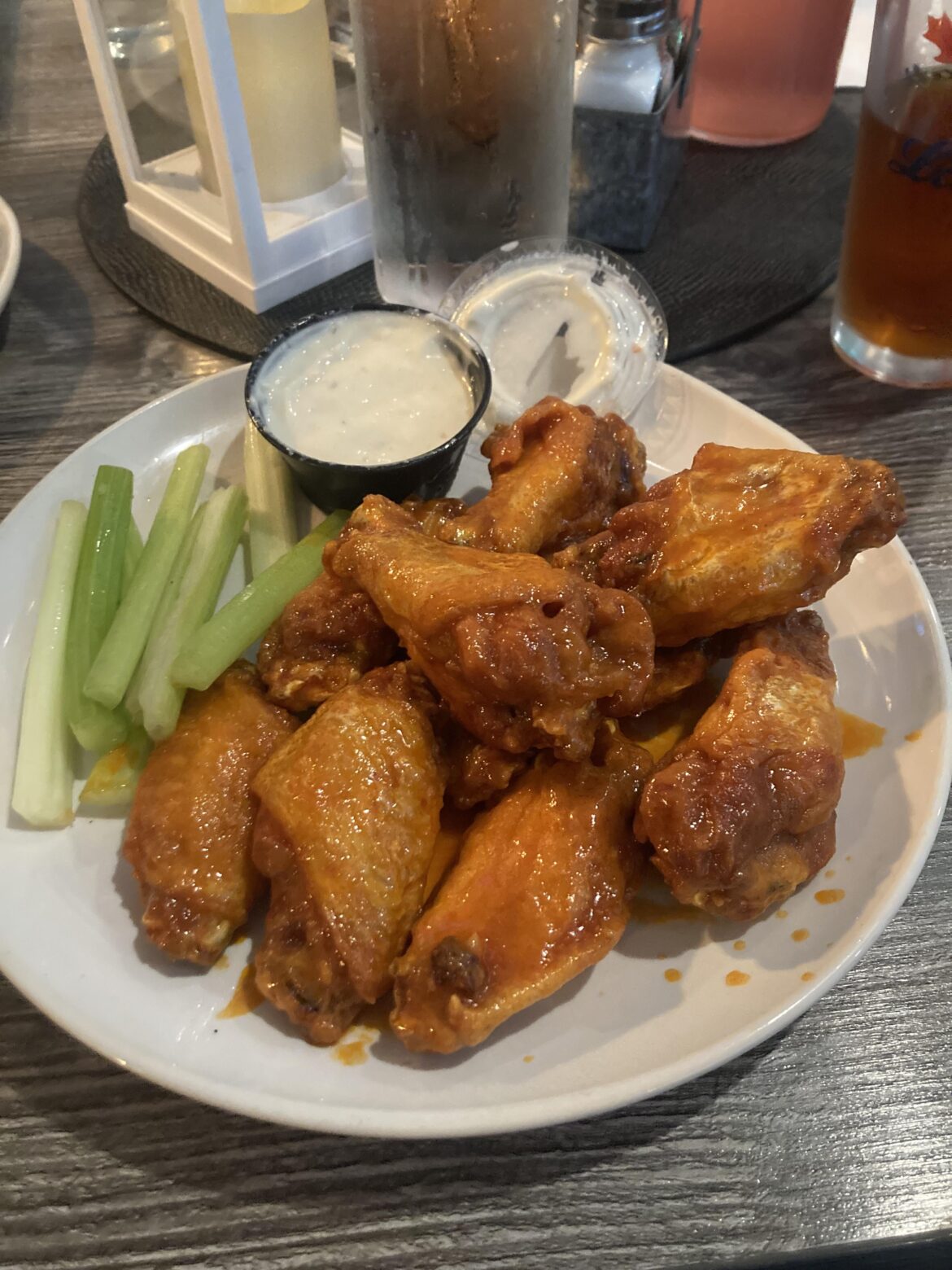 Judi’s lounge. Med saucy n crispy