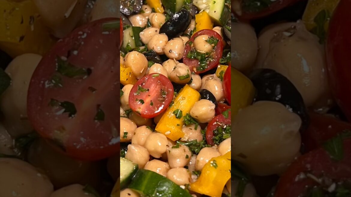 EASY Chickpea Salad Recipe #highproteinsalad #vegetarianrecipe #easysalad #quicksalad #chickpeas