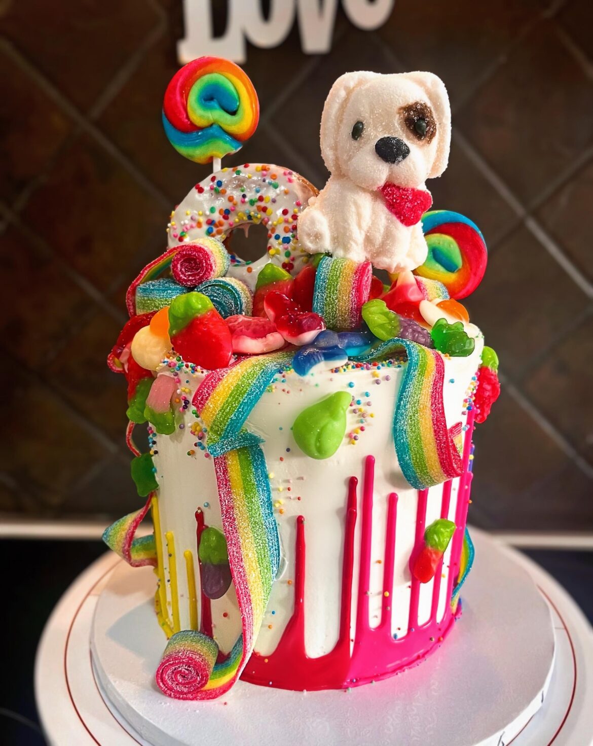 I baked a super candy cake for my friends housewarming, based on how sweet, bright, and colourful she is 💜