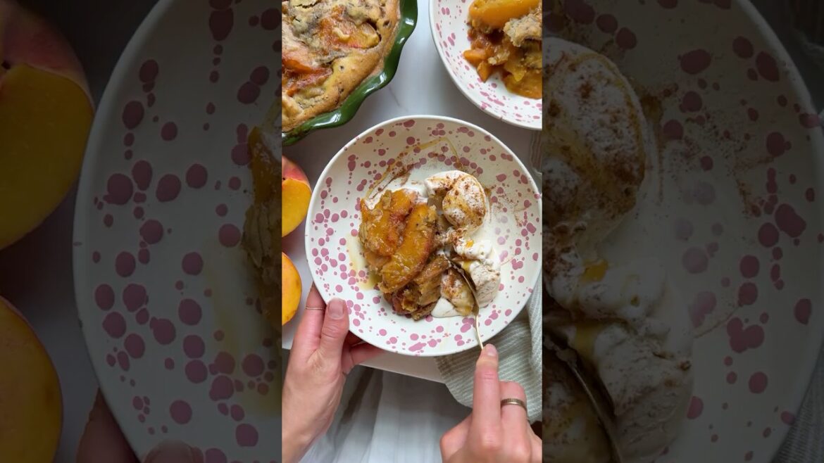 Sunday Supper: Creamy Zucchini Pasta + Cornmeal Peach Cobbler Cake #summerrecipes #summerdinner