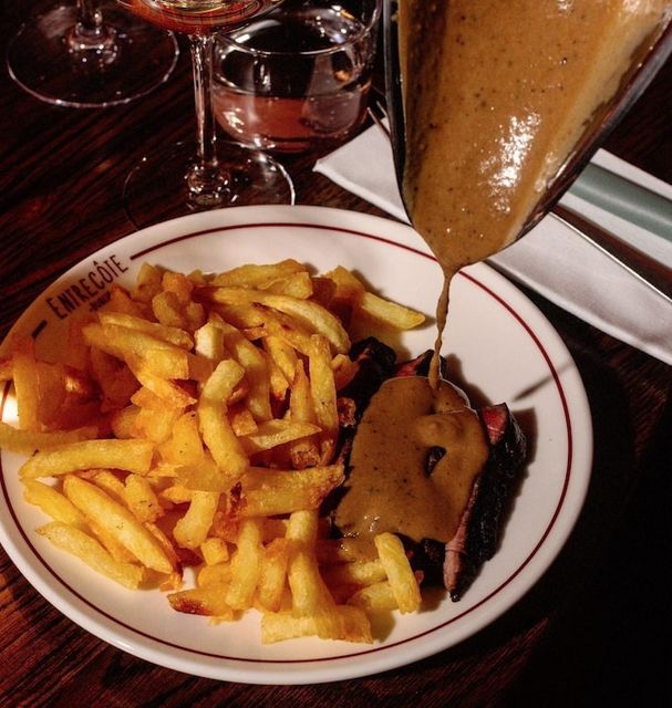 Entrecôte owes its reputation to its rigid set menu: salad, followed by sirloin steak and home-made french fries