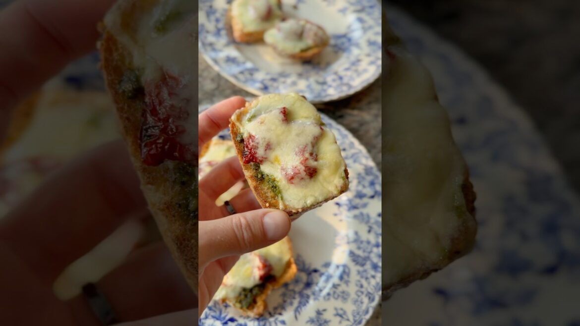 Мини-чиабатты с песто, вялеными томатами и сыром | простой и вкусный завтрак в аэрогориле