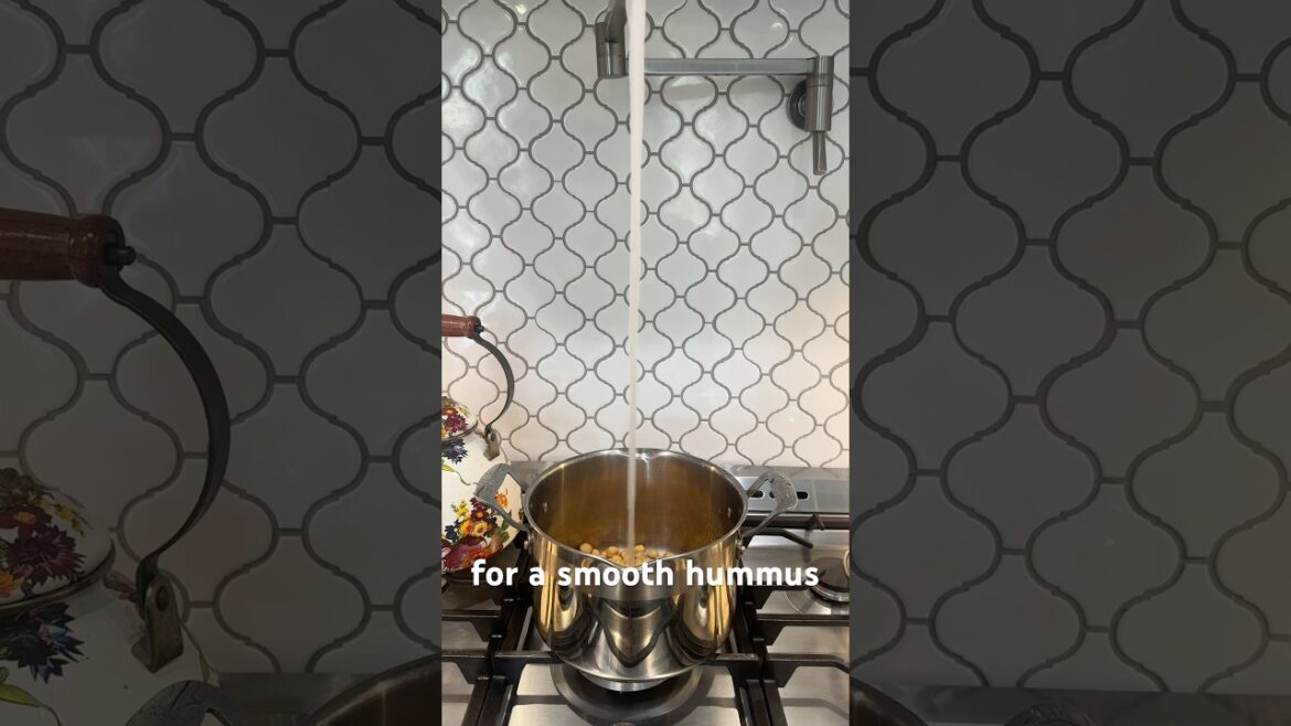 How Arabs actually make their hummus… #hummus #arab How Arabs actually make their hummus… #hummus #arab