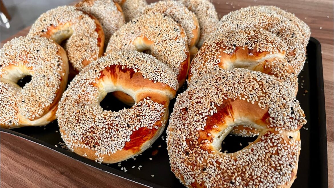 ✨Puf Puf Kabaran Tereyağlı Simit Tarifi İçi Yumuşacık Bol Susamlı Çay saatine kahvaltıya…