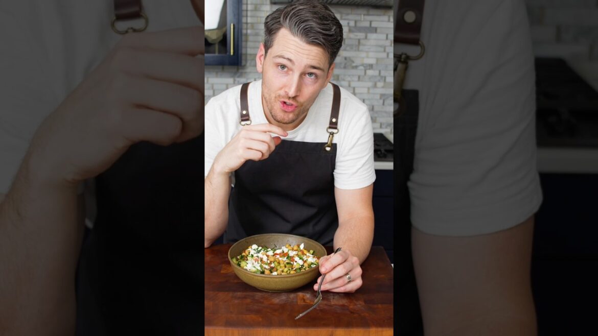 This Greek Chickpea Salad is crisp, refreshing and comes together in 10 minutes. #chickpeasalad