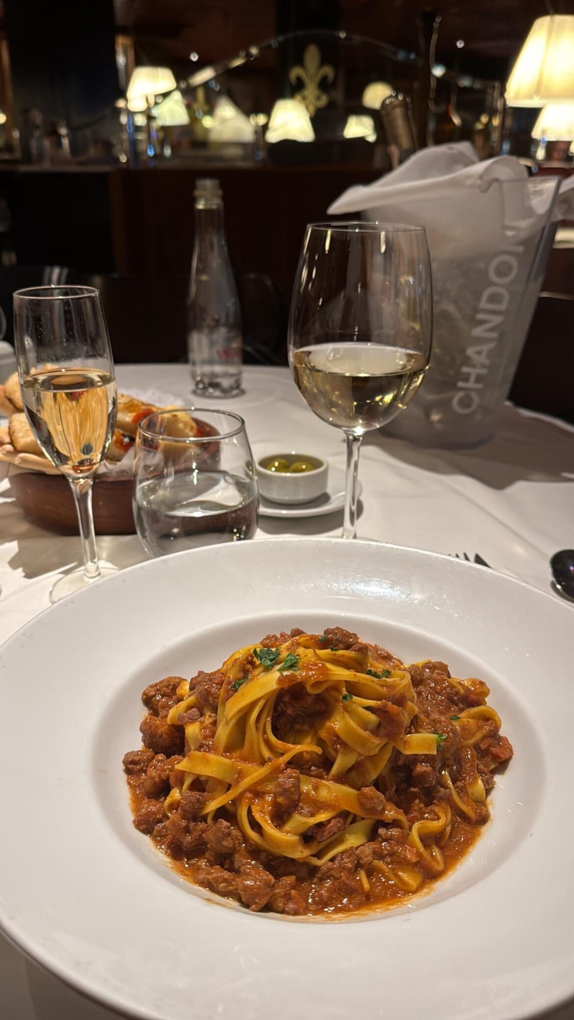 Tagliatelle alla bolognese con copa de vino 🍝🍷”