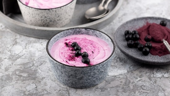The breakfast dish includes yoghurt, chia seeds and berries. (Freepik)