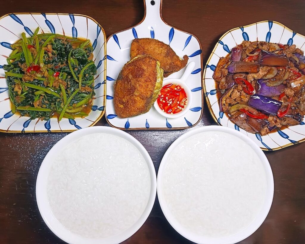🐟 Crispy Turmeric Batang Steak 🥬🌶️ Sweet Potato Leaves with Dried Shrimps, Garlic and Chilli Padi 🍆 Sweet and Savoury Eggplants with Minced Pork 🍚 Teochew Porridge with Bovril This is my comfort food, warms my belly and soul ❤️🤤🤗