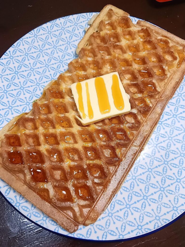 Homemade waffles! 🥞 I folded in meringue so it's really crispy outside and fluffy inside 🤤💗How do you like yours? ❤️