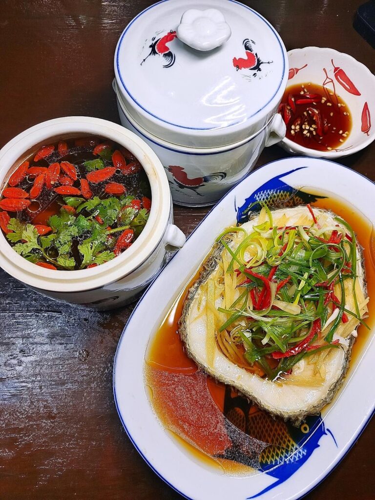 Black Garlic Chicken Soup and Cantonese style Steamed Cod Fish ❤️🤤 i looove double boiled soups and I am amazed that I can now just put everything in the pot, pop it in the oven and it's done! 💪🏻Thanks to stew mode! Super yummy and flavourful. Pair it with our fave cod, and we are in food heaven