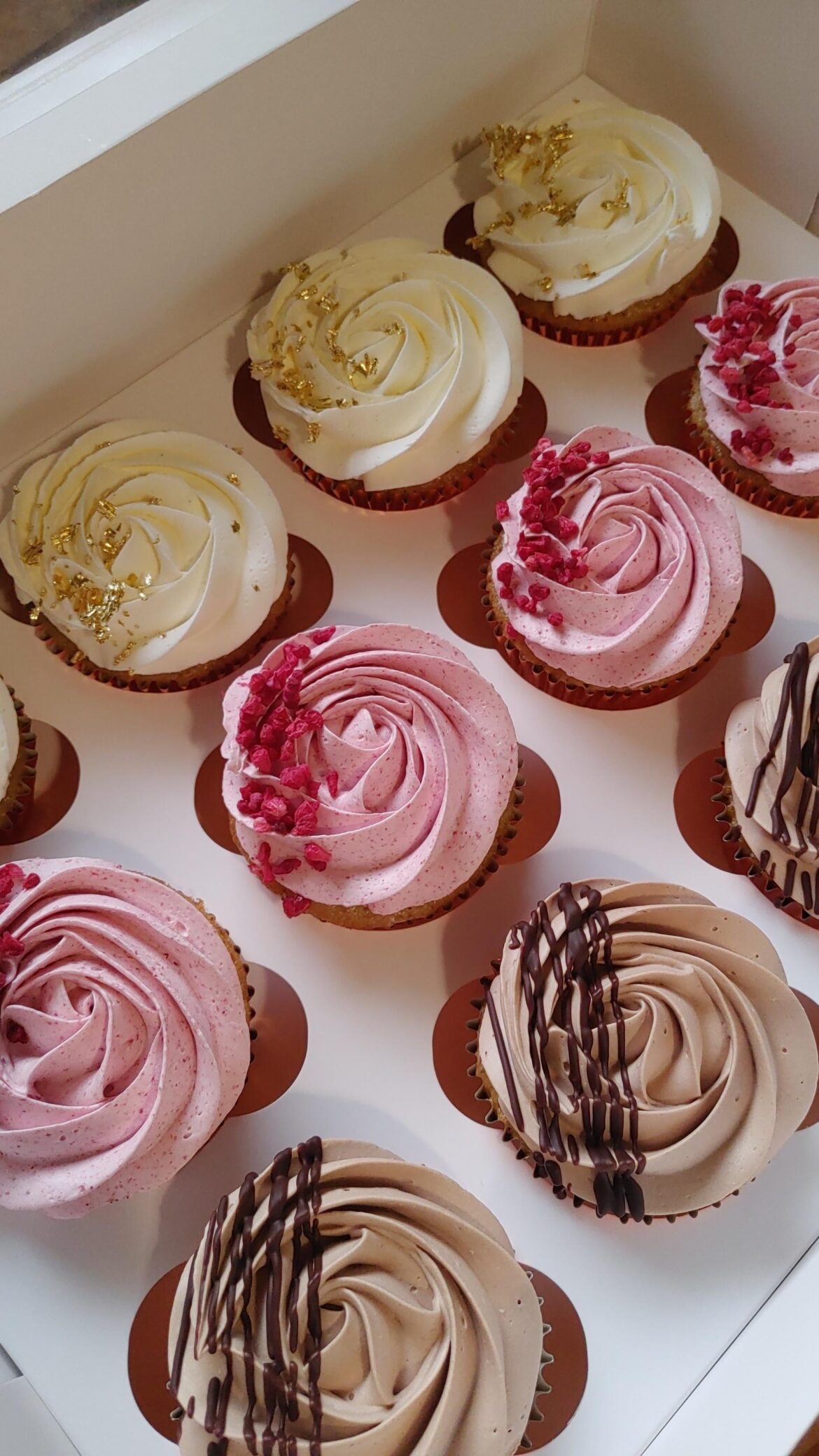 Vanilla cupcakes with vanilla, raspberry & dark chocolate buttercreams 🖤✨