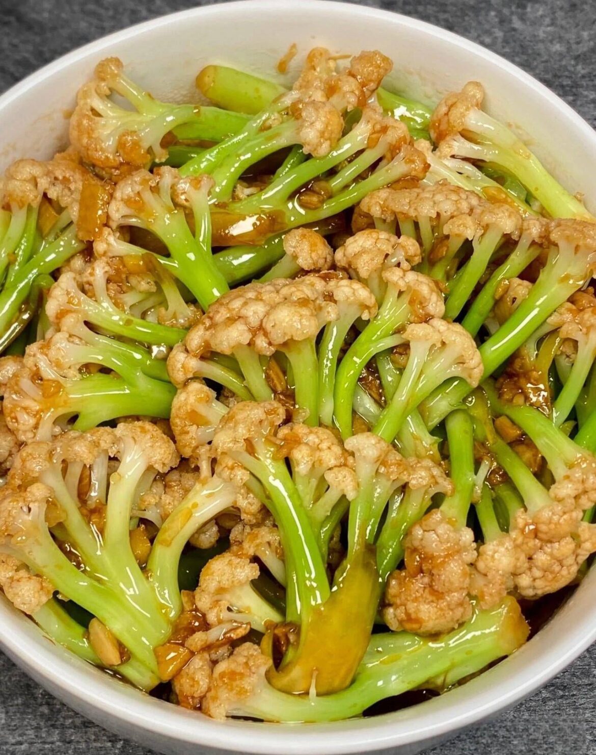 This cauliflower stir-fry😋 is a simple, flavorful dish with tender-crisp florets tossed in garlic, ginger, and a savory sesame soy sauce. RECIPE BELOW
