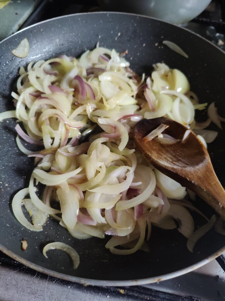 Lunch break isn't enough time to fully caramelize onion, so made a sautéed onion pasta