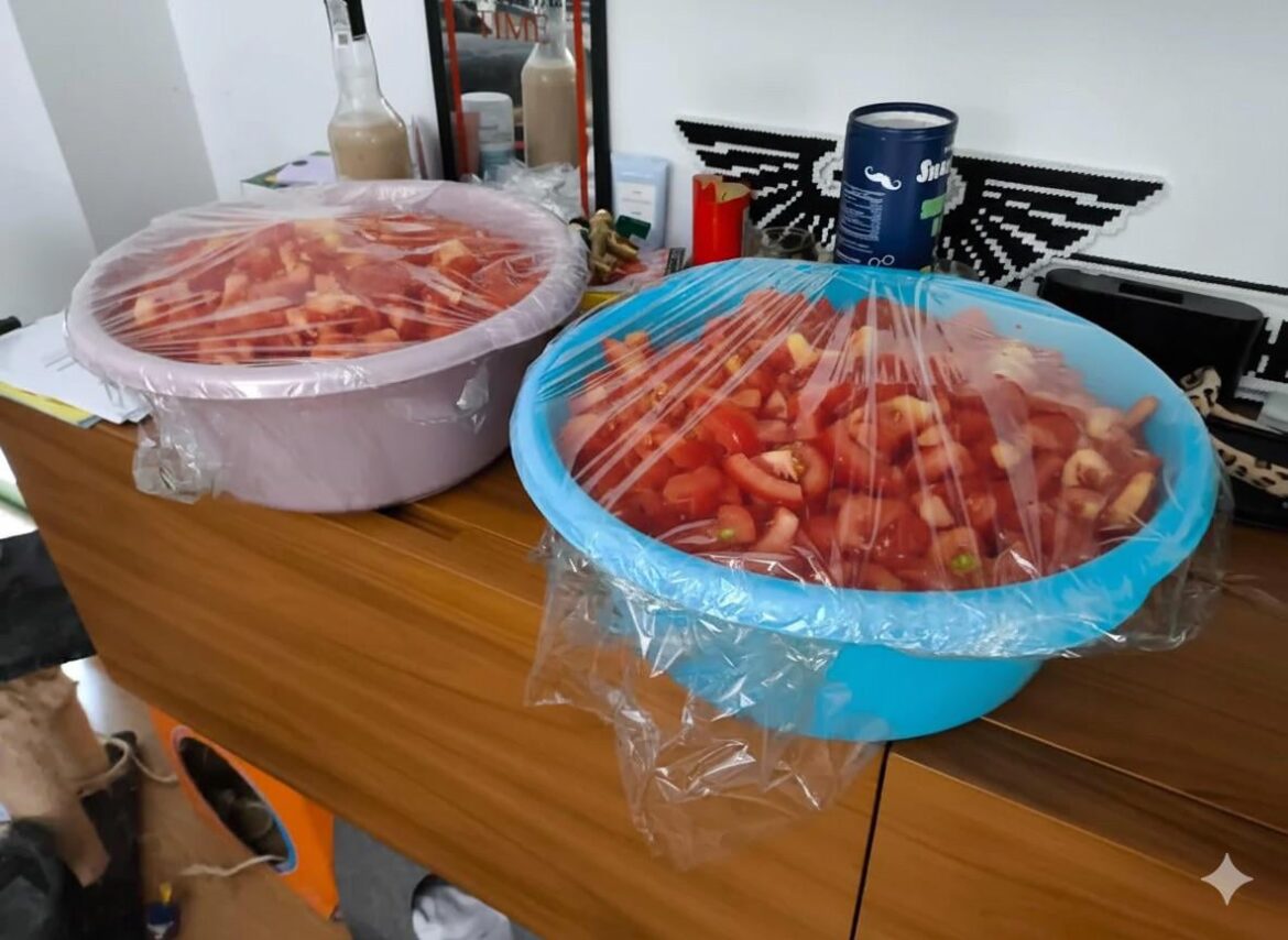 17 kg (37.5 pounds) of cutted tomatoes to make onion