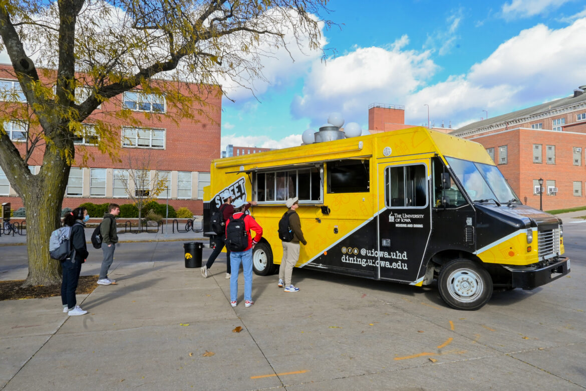 UI Street Hawk closes, food trucks across campus emerge UI Street Hawk closes, food trucks across campus emerge