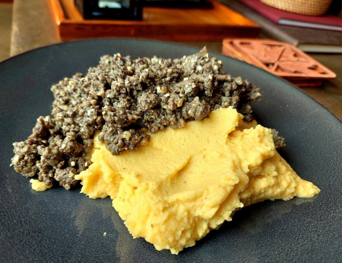 Keto haggis with rutabaga mash