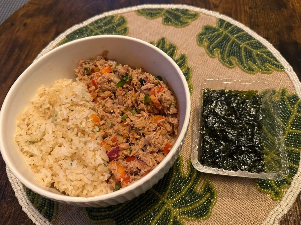 Tuna rice bowl with seaweed sheets