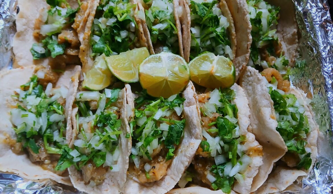 Tacos a mano de Chicharonnes en Salsa Verde 🌮 Tacos a mano de Chicharonnes en Salsa Verde 🌮