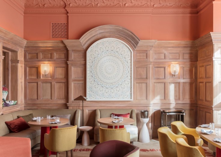 The restaurant's warm, elegant interior design. © Hélène Darroze at The Connaught