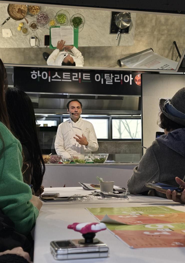 Italian chef Pietro Parisi speaks during his cooking show as part of a seminar for the ninth annual Week of Italian Cuisine. Courtesy of IIC Seoul