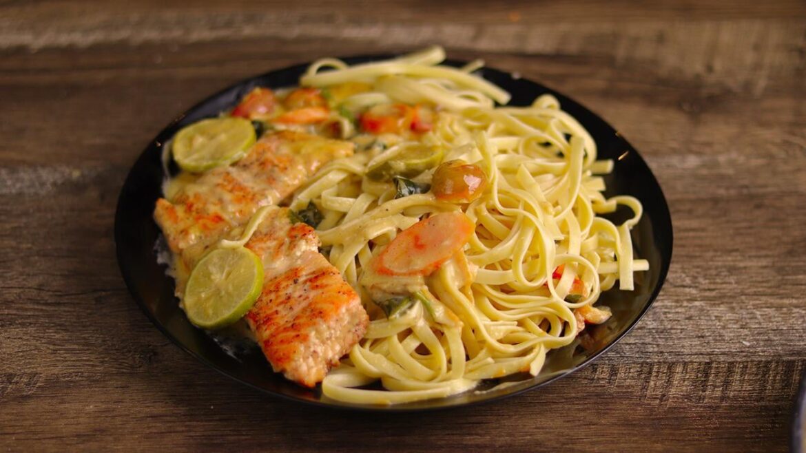 Salmon with white sauce