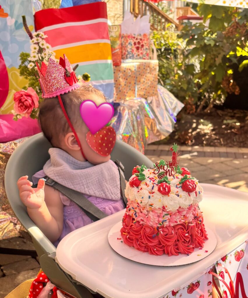 Had fun making my friends’ lil’ gal a smash cake for her BERRY 🍓 first birthday 🎂