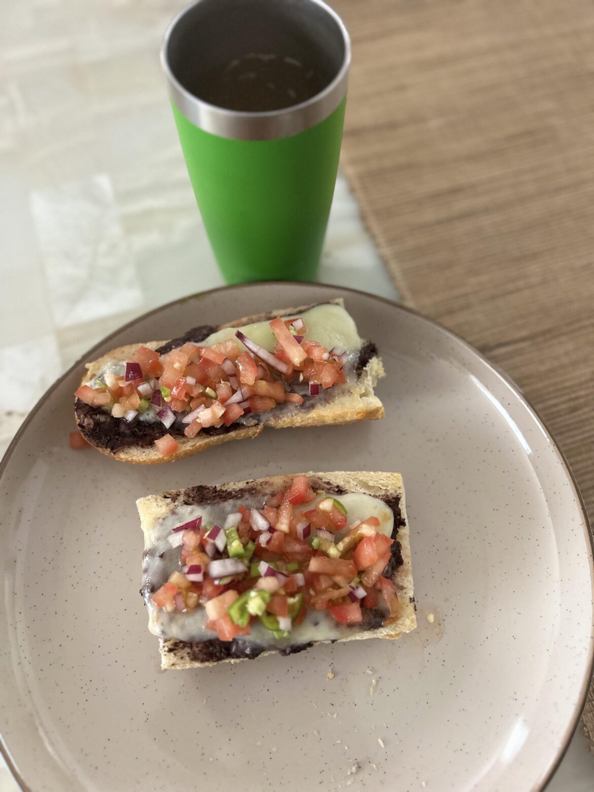 Molletes con pico de gallo
