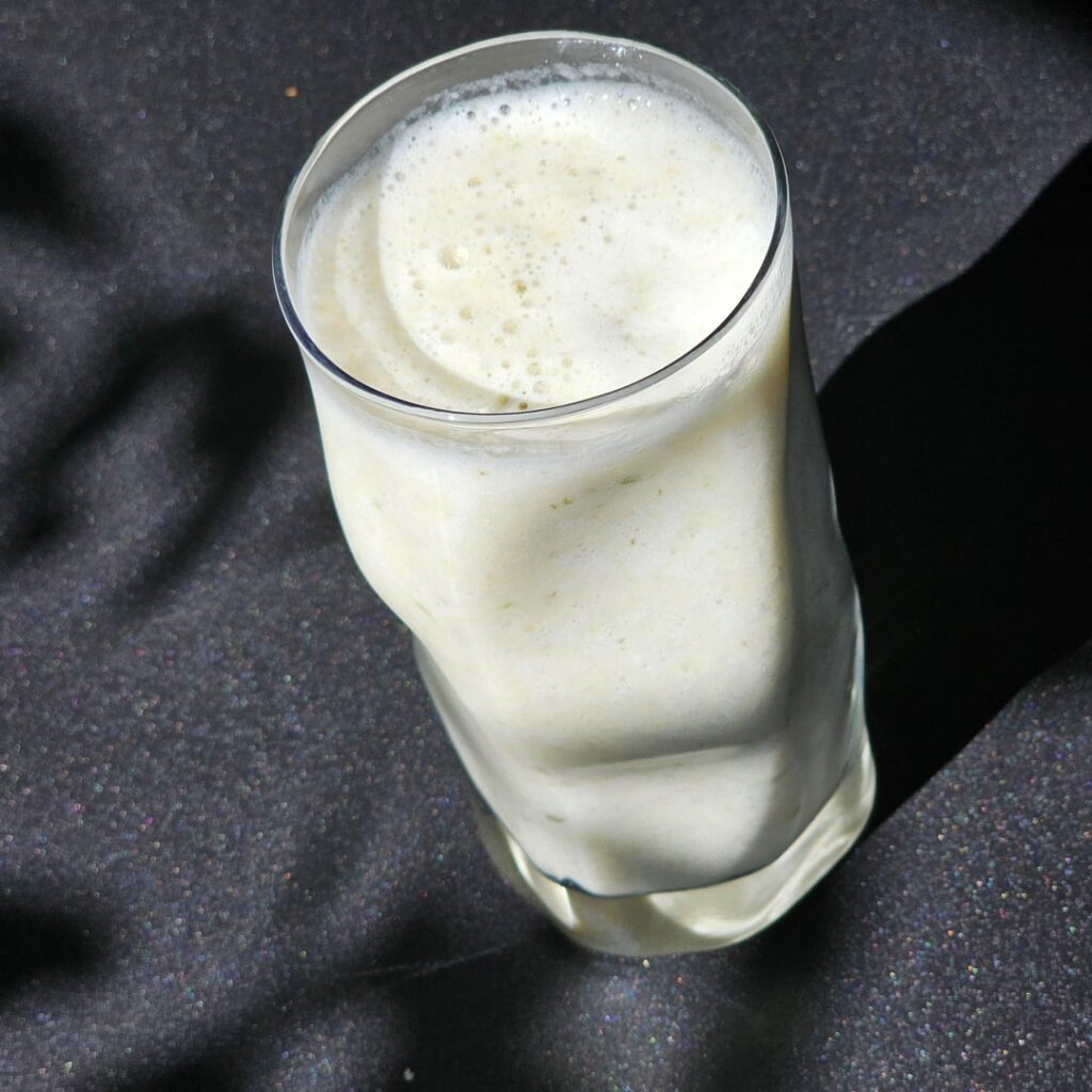 1 pear, 1 banana, about 1 dl of milk, and several ice cubes - and now: show us your smoothies :)