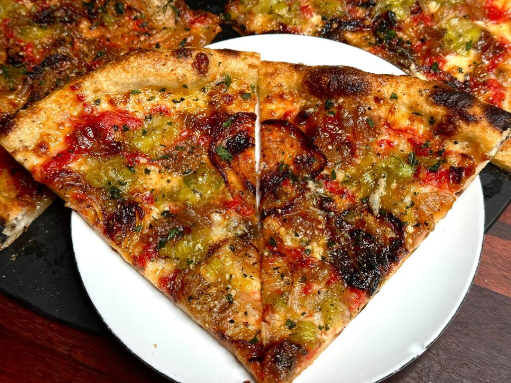 A pizza for the allium lovers