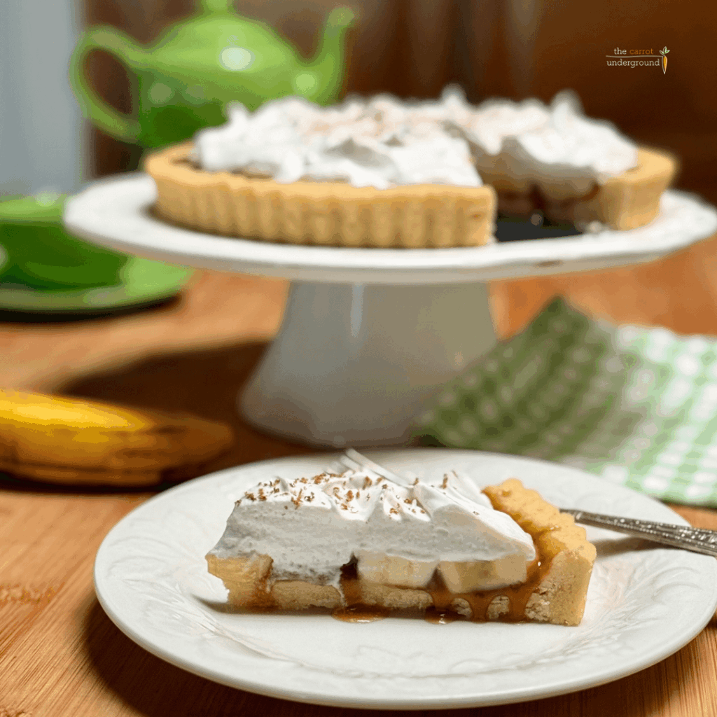 Vegan Banoffee Pie 🍌 bananas, caramel sauce & whipped cream nestled in a shortbread crust.