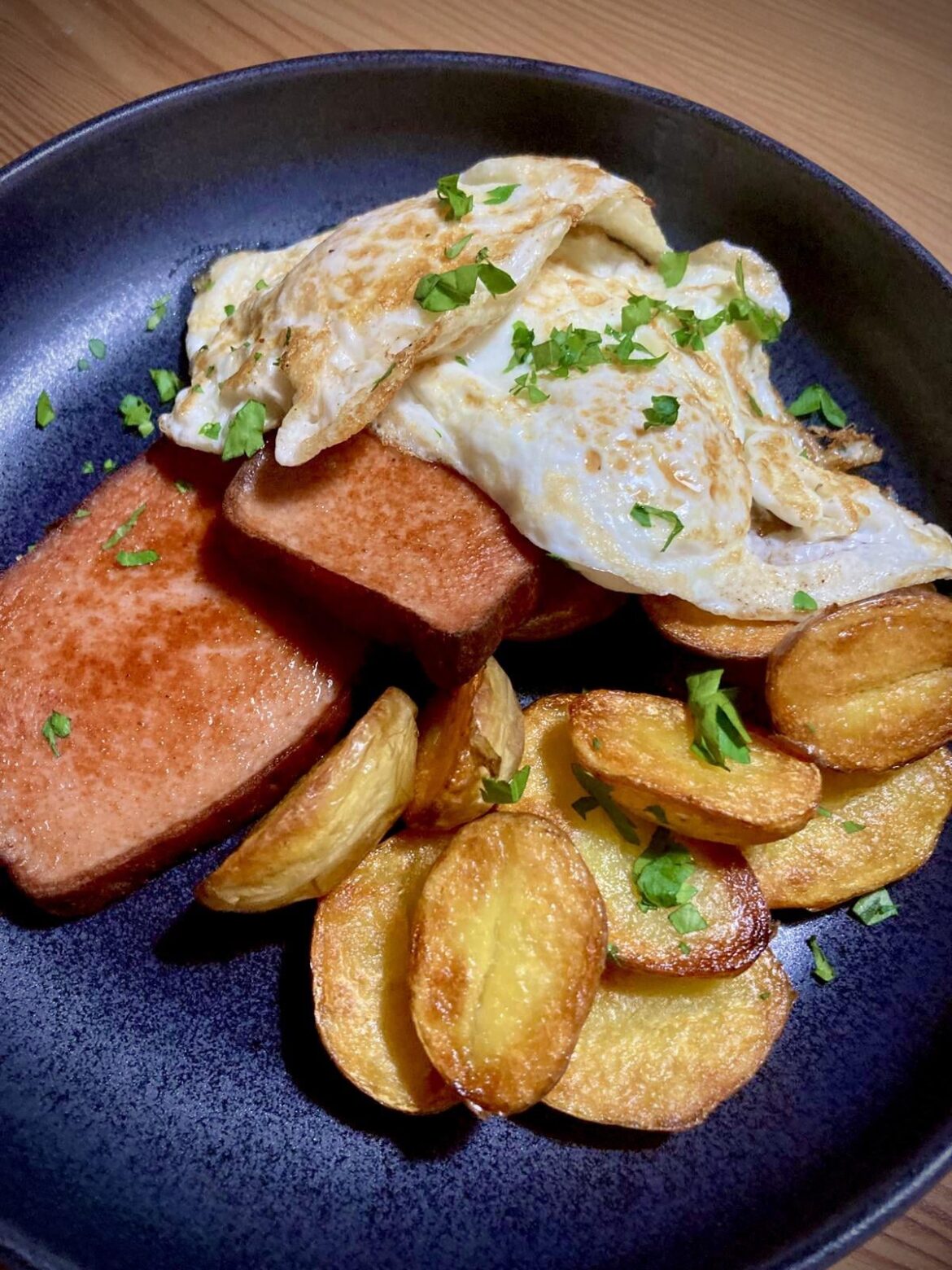 Leberkäse mit Bratkartoffeln und Spiegeleiern