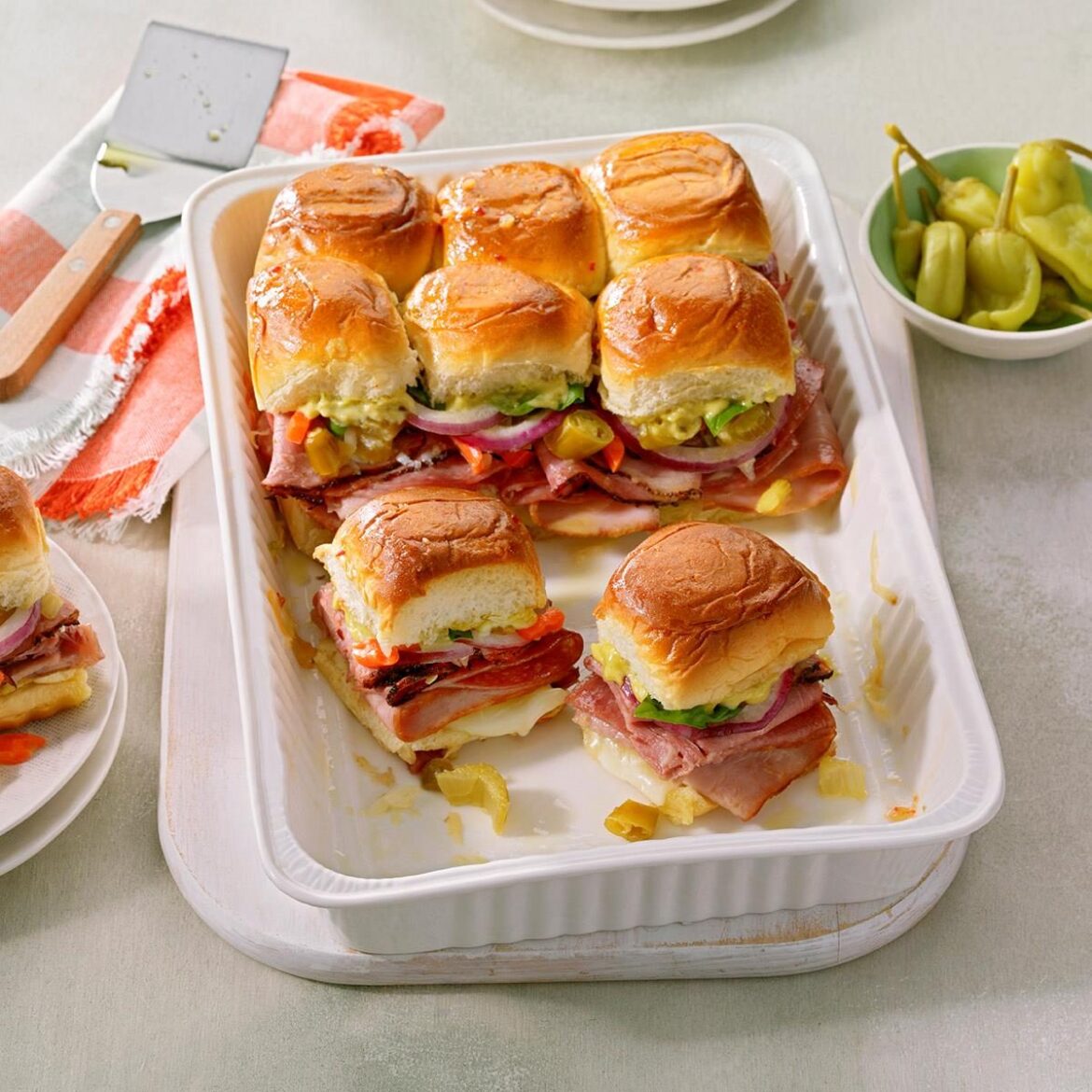 40 Sandwiches for a Crowd: Each Recipe Serves 10+ 40 Sandwiches for a Crowd: Each Recipe Serves 10+