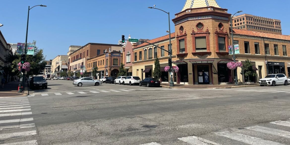 Country Club Plaza signs 2 clothing stores, 1 restaurant Country Club Plaza signs 2 clothing stores, 1 restaurant