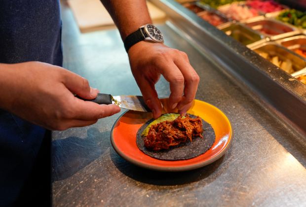 Plating the dish. (Alejandro Tamayo / The San Diego Union-Tribune)