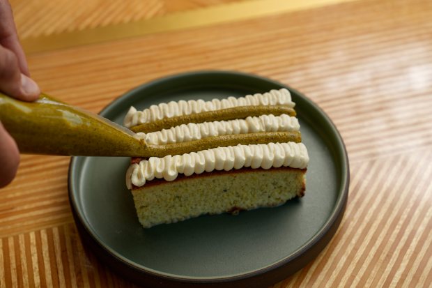 After adding three stripes of cream, Casillas fills between them...