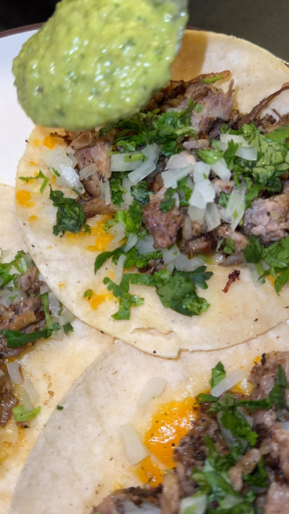 spareribs tacos con salsa verde.