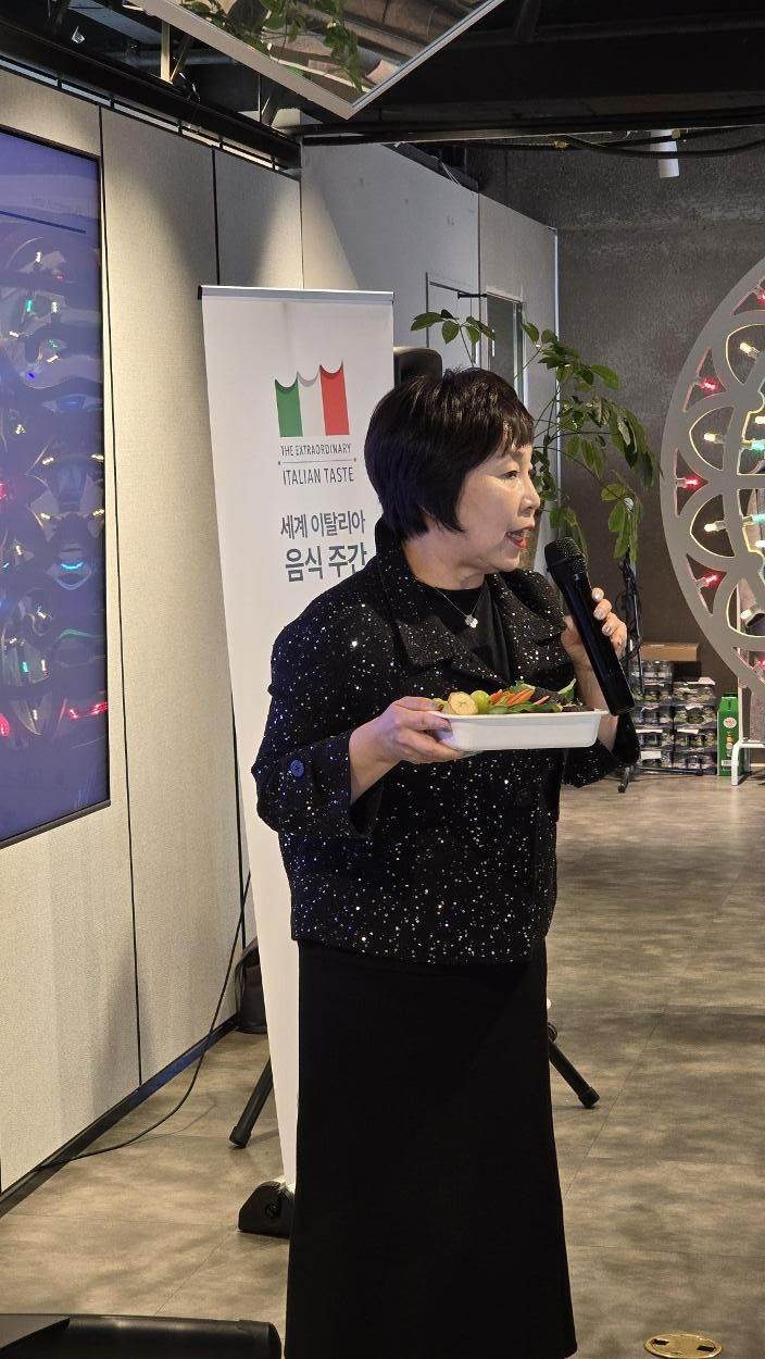Professor Kim Hyung-mi, the head researcher at Medisola, speaks during a seminar for the institute’s ninth annual Week of Italian Cuisine, held at High Street Italia in Gangnam District, southern Seoul, Monday. Courtesy of IIC Seoul