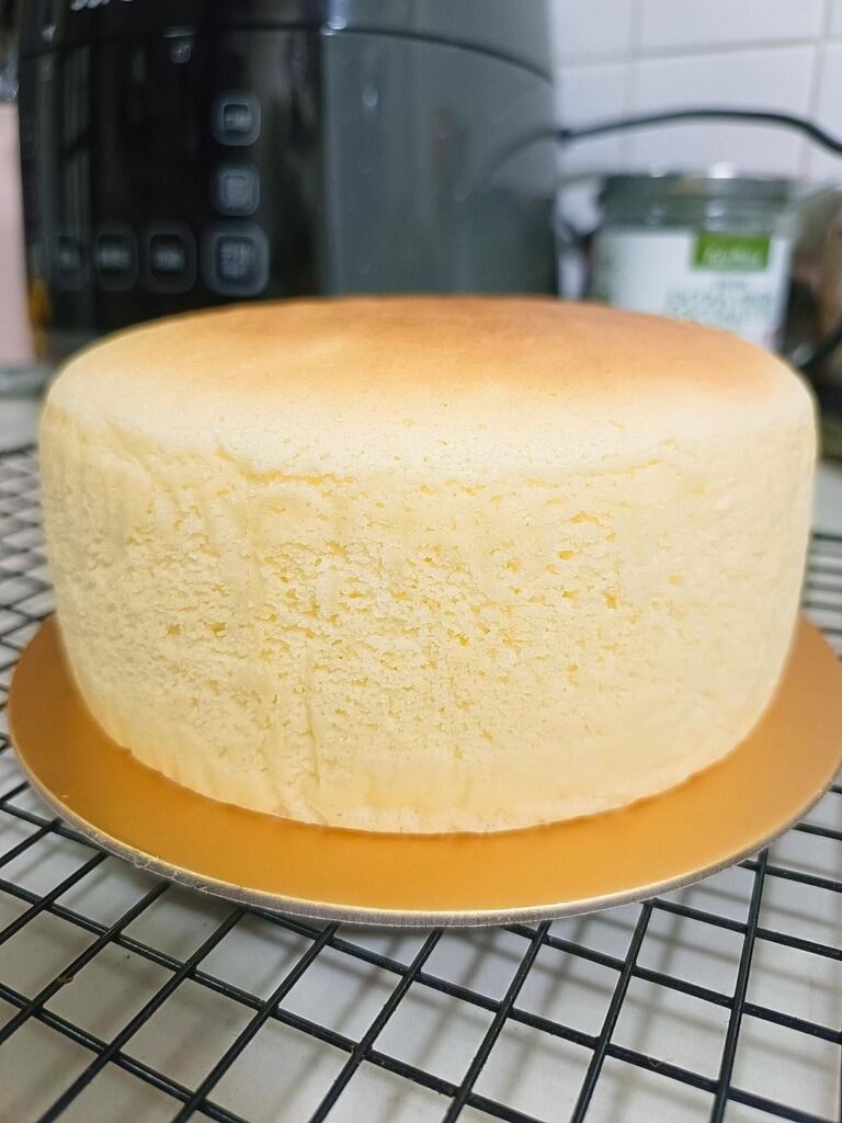Japanese Cheesecake! 🍰 One of my favourite cakes, super creamy and melts-in-the-mouth, just the texture I was going for! Yay ✌🏻❤️