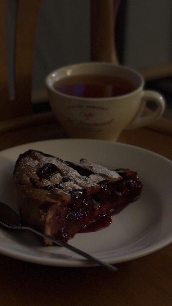 I baked a cherry pie, Agent Cooper would have loved it! :))