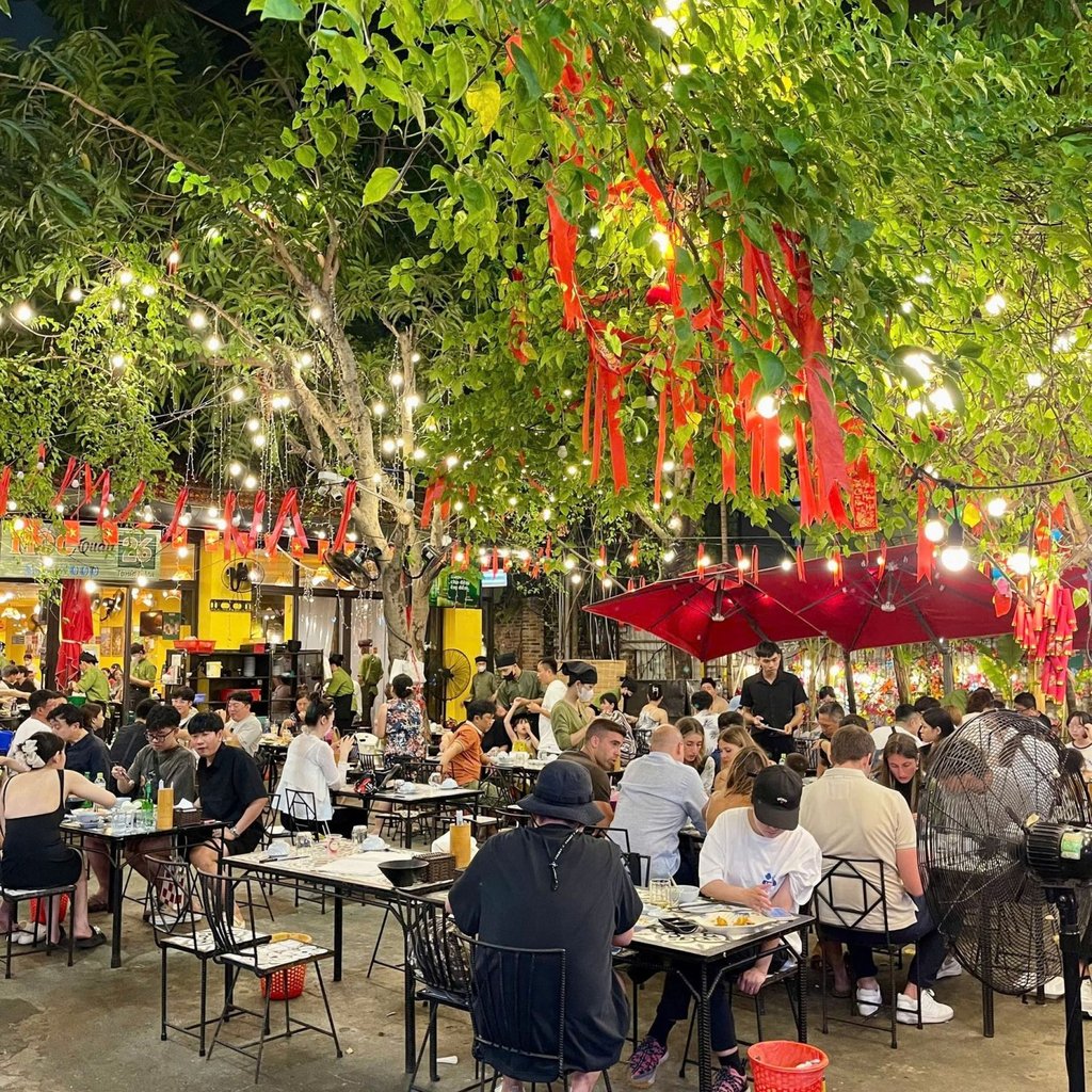 Tourists and locals alike enjoy fresh seafood al fresco at Da Nang’s Moc restaurant. Photo: Instagram/@haisanmocquandanang