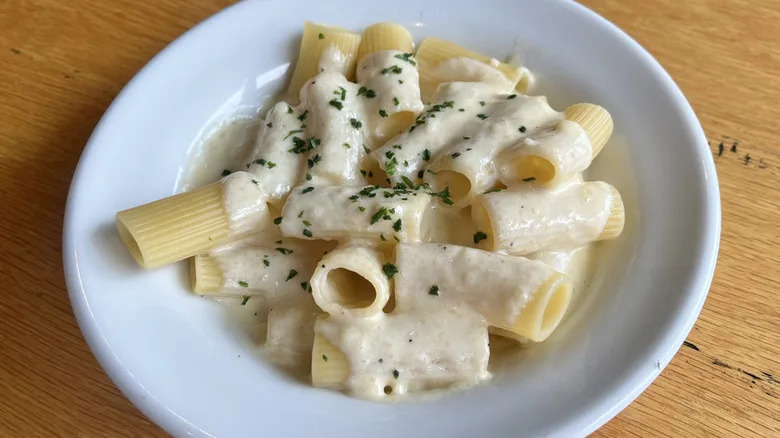 Alfredo sauce with rigatoni in bowl