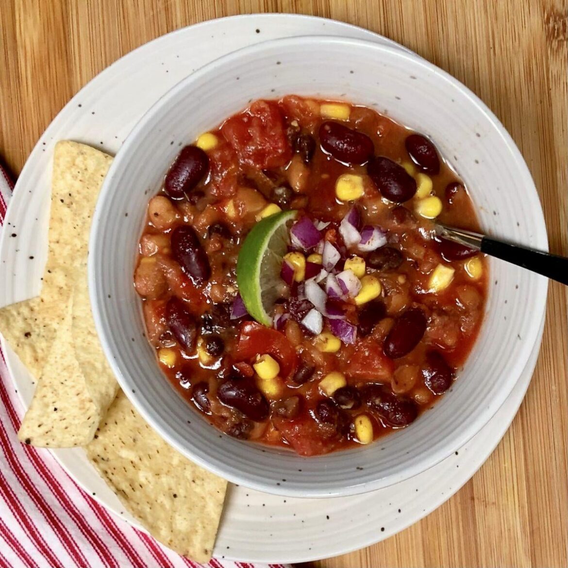 20 Minute Vegan Chili 🌱 when you need something delicious & hearty in a pinch!