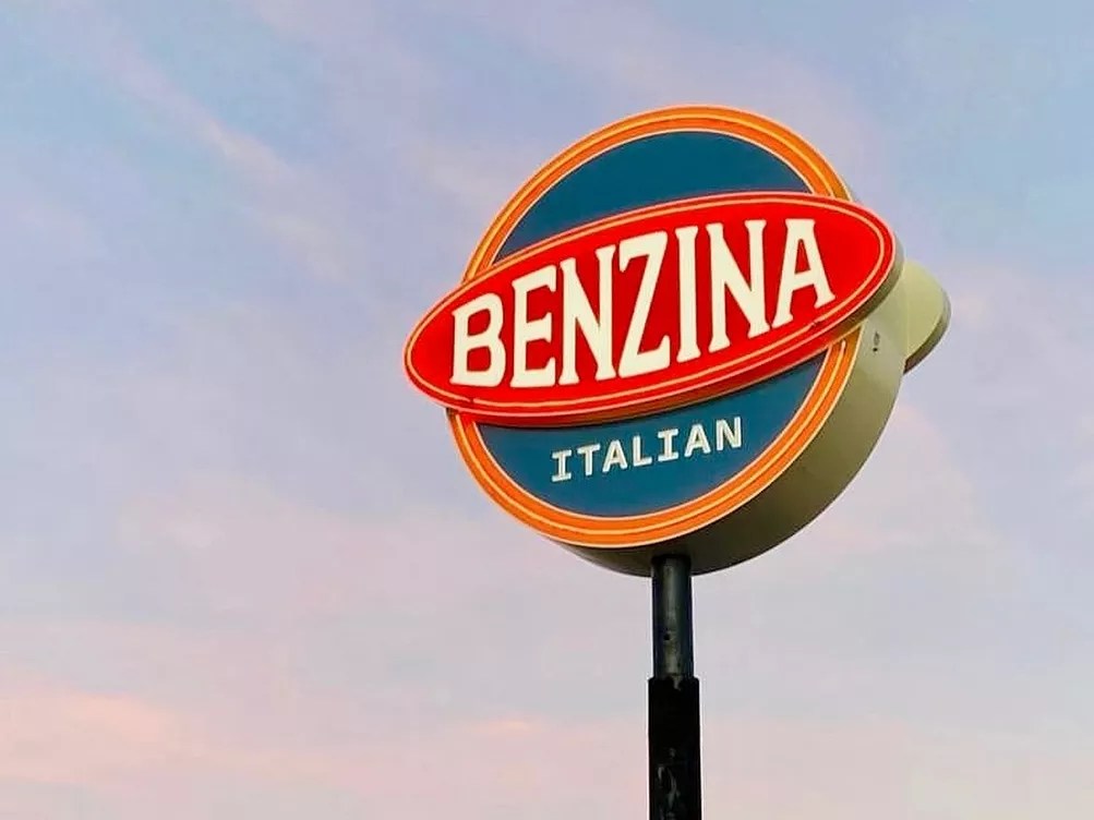blue and red "benzina" sign