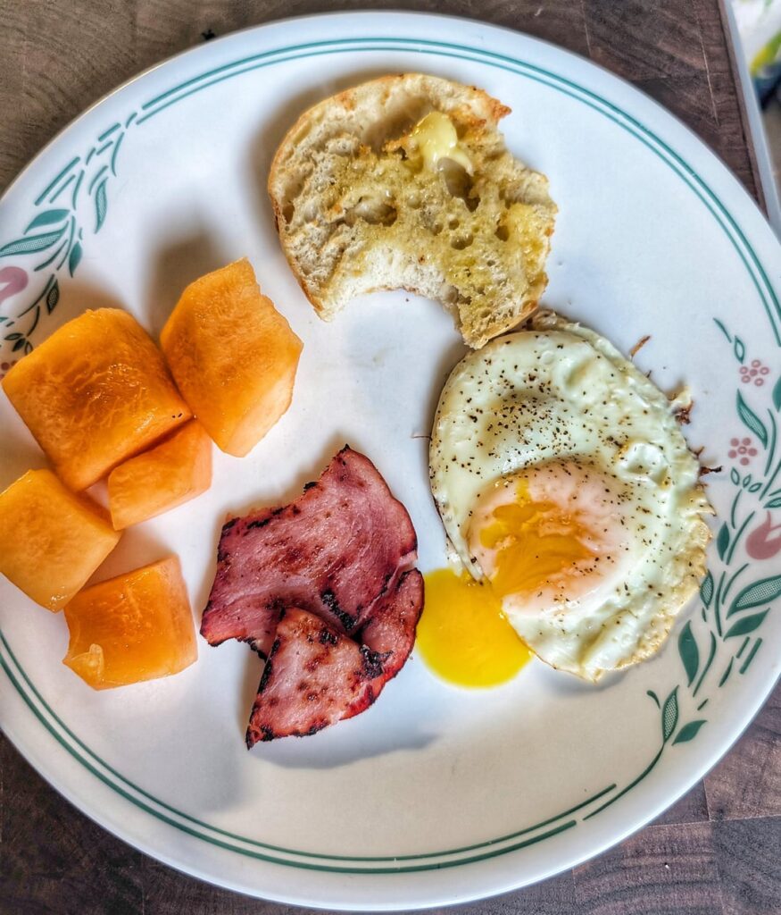 Breakfast, lunch and dinner yesterday. 1191 with a strawberry smoothie and dark chocolate square as snacks.