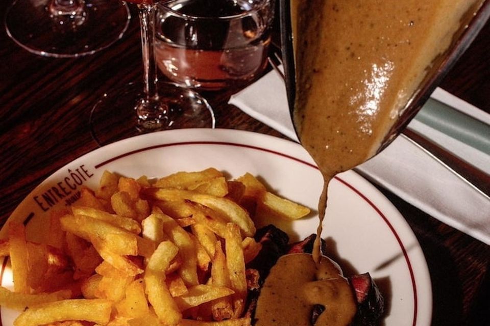 Entrecôte owes its reputation to its rigid set menu: salad, followed by sirloin steak and home-made french fries