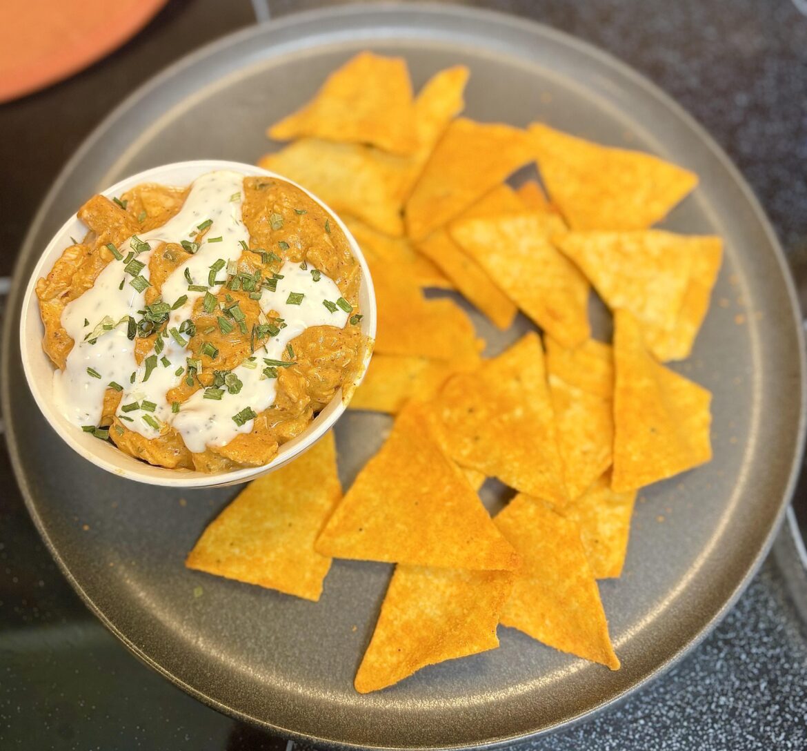 Buffalo Chicken Dip- Packed 72g protein in this plate for only 455 calories!
