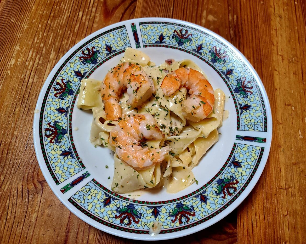 Pappardelle alfredo with shrimp