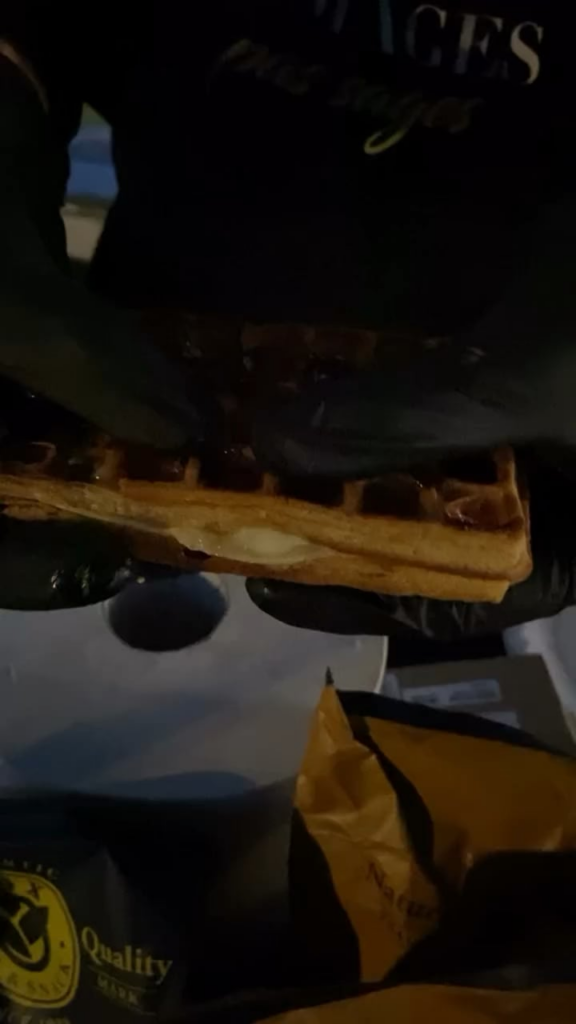 Gaufre brebis et confitures de cerises noires