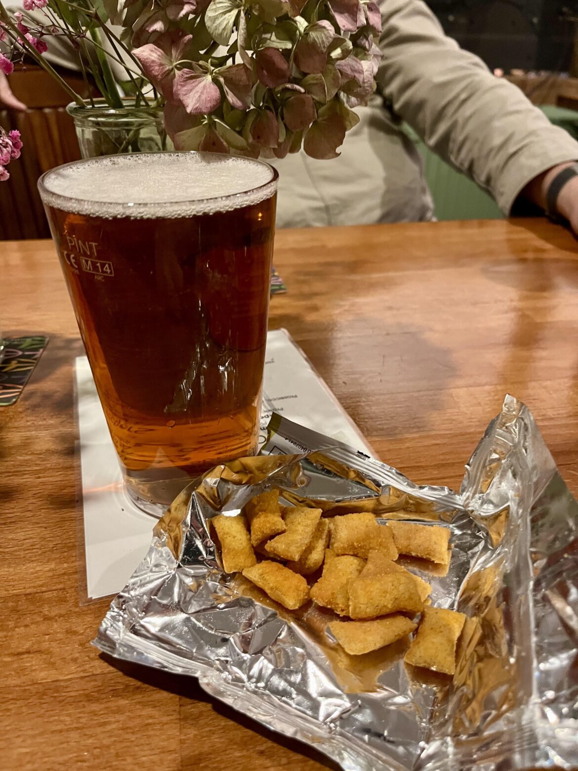 Doom bar with the scampi fries opened for sharing as pub etiquette. You love it 🇬🇧